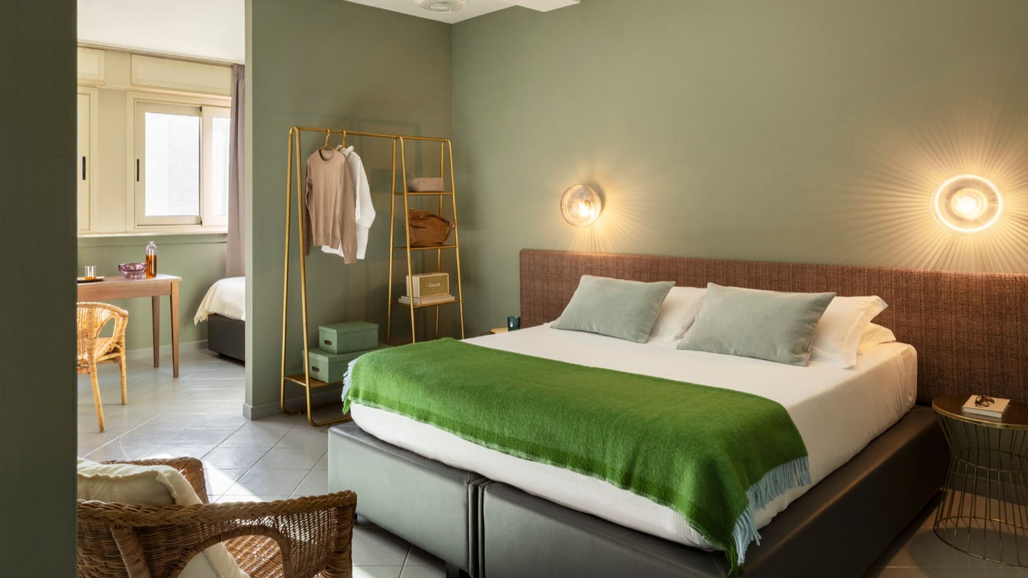 Vista generale della camera family con letto matrimoniale in primo piano - Hotel Marisa, BZAR hotels a Roma