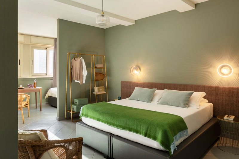 Vista generale della camera family con letto matrimoniale in primo piano- Hotel Marisa, BZAR hotels a Roma - Vista 1