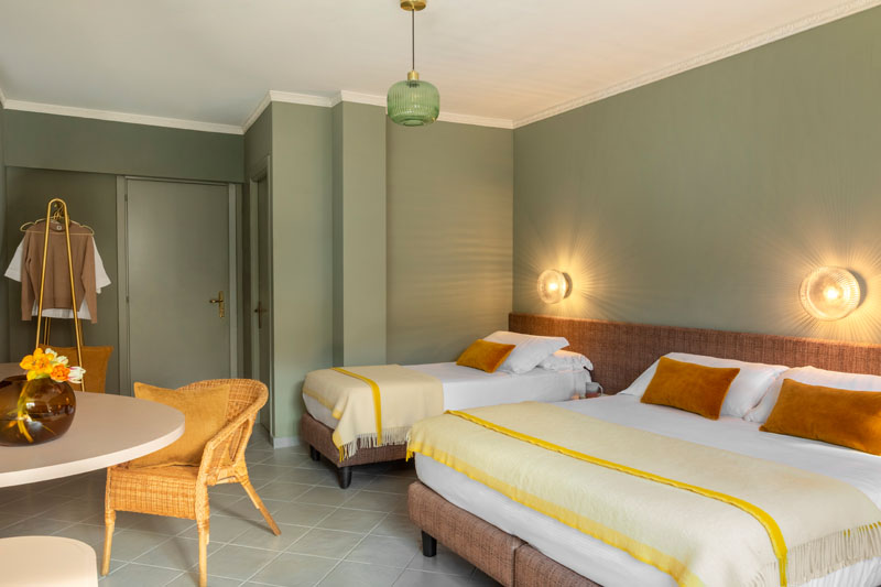 Vista generale della camera quadrupla con scrivania e televisore - Hotel Marisa, BZAR hotels a Roma - Vista 4