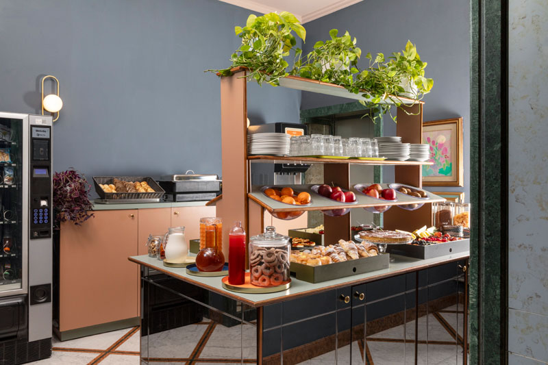 Sala colazione con distrubutore automatico e buffet di ampia scelta - Hotel Marisa, BZAR hotels a Roma - Vista 1