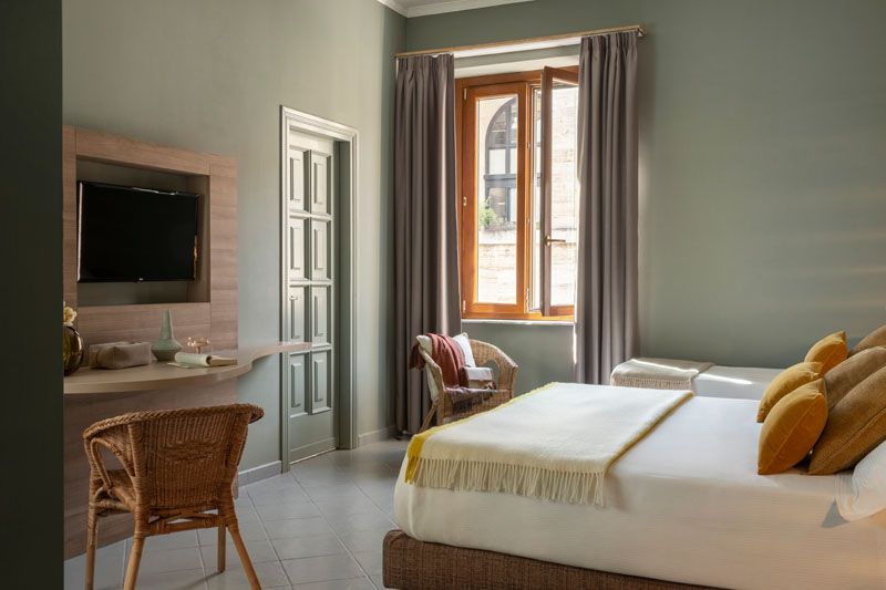 Vista generale della camera tripla con letto matrimoniale e un letto singolo - Hotel Marisa, BZAR hotels a Roma - Vista 2